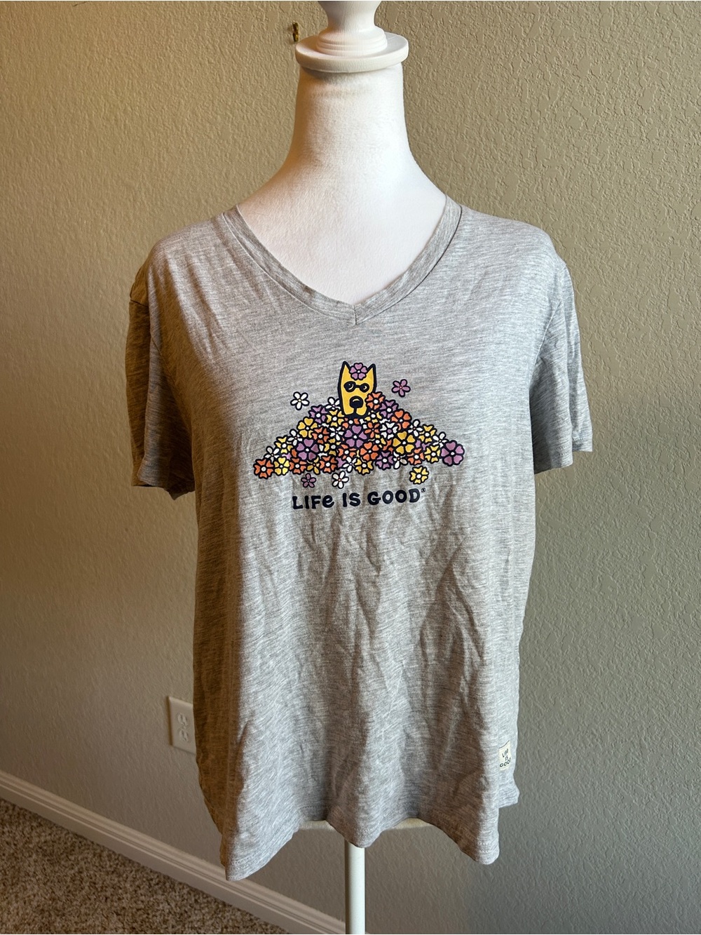 LIFE IS GOOD Women’s Gray V-neck Sleep Tee with Yellow Dog and Flowers Large
